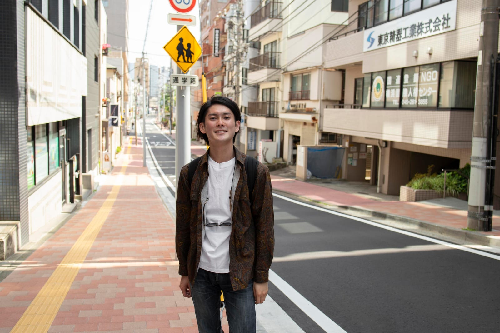相談会の机越しに鍵を受け取る若い夫婦。